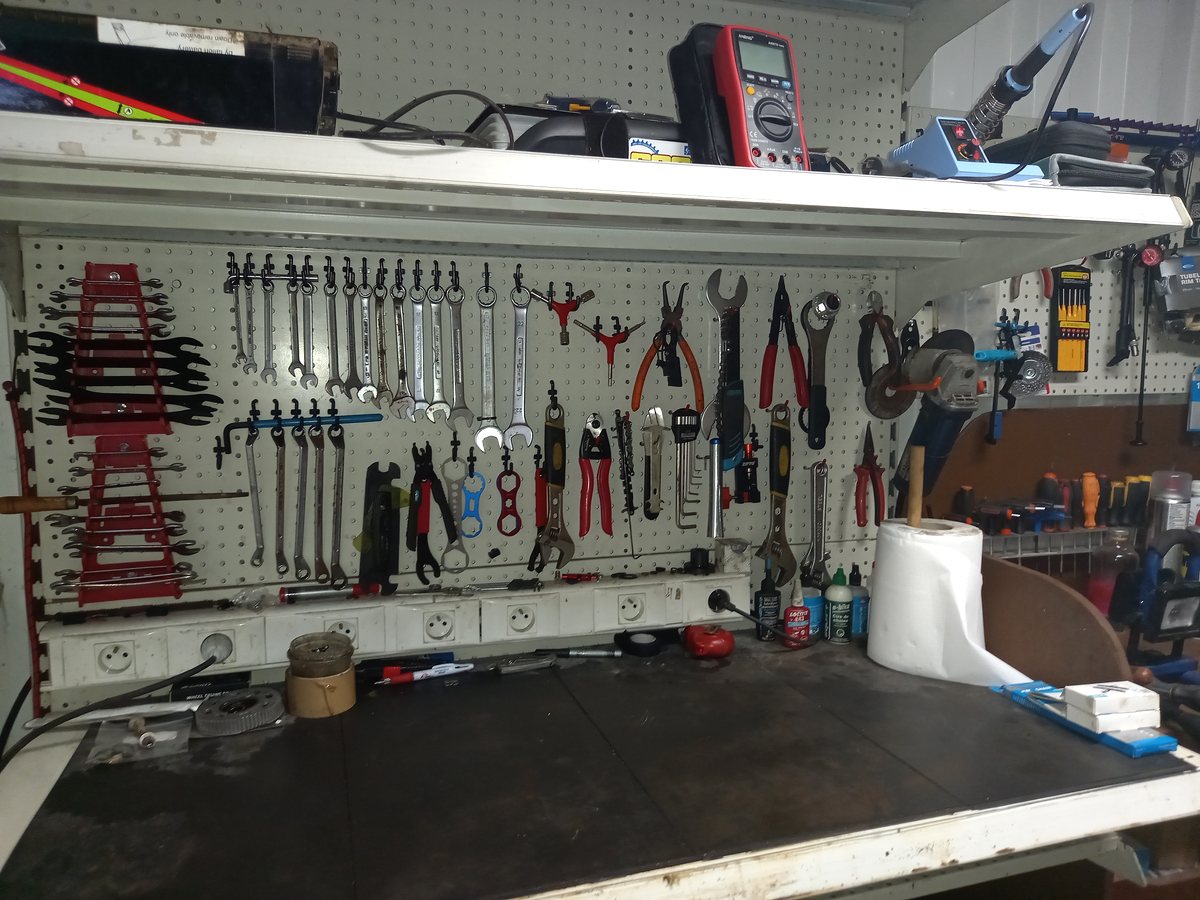 Établi et panneau d'outils de l'atelier