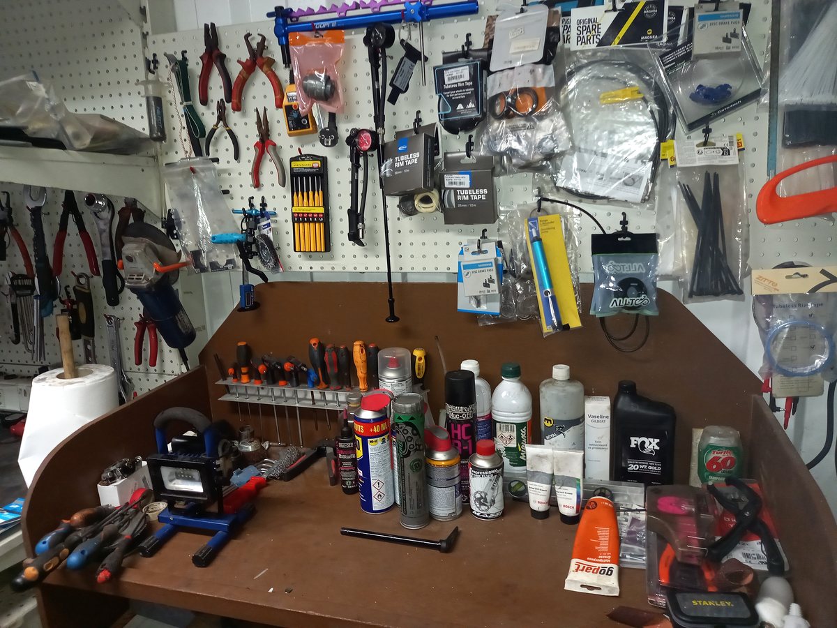 Établi avec tournevis, lubrifiants et outils spécifiques vélo