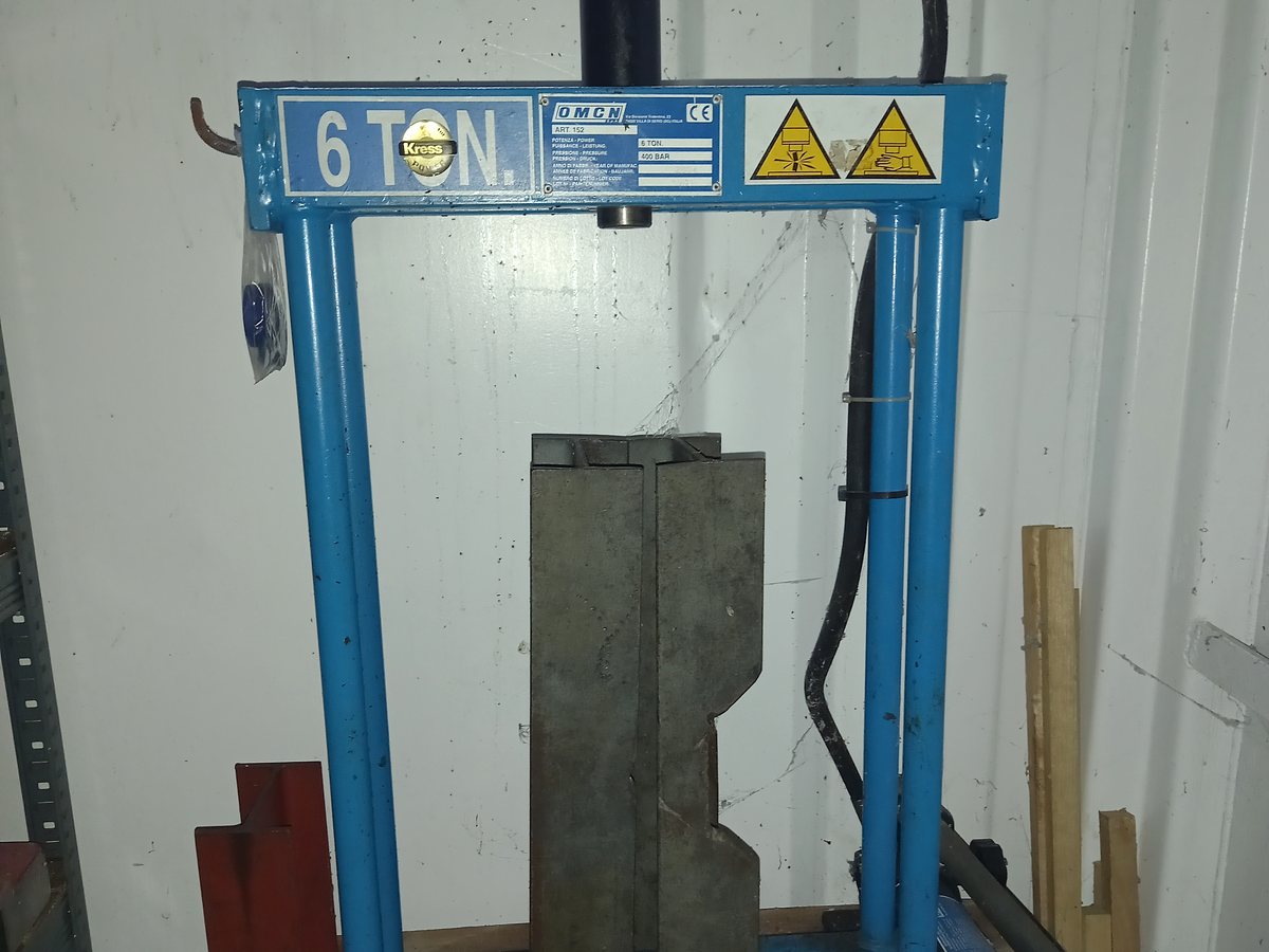 Presse hydraulique de 6 tonnes de l'atelier