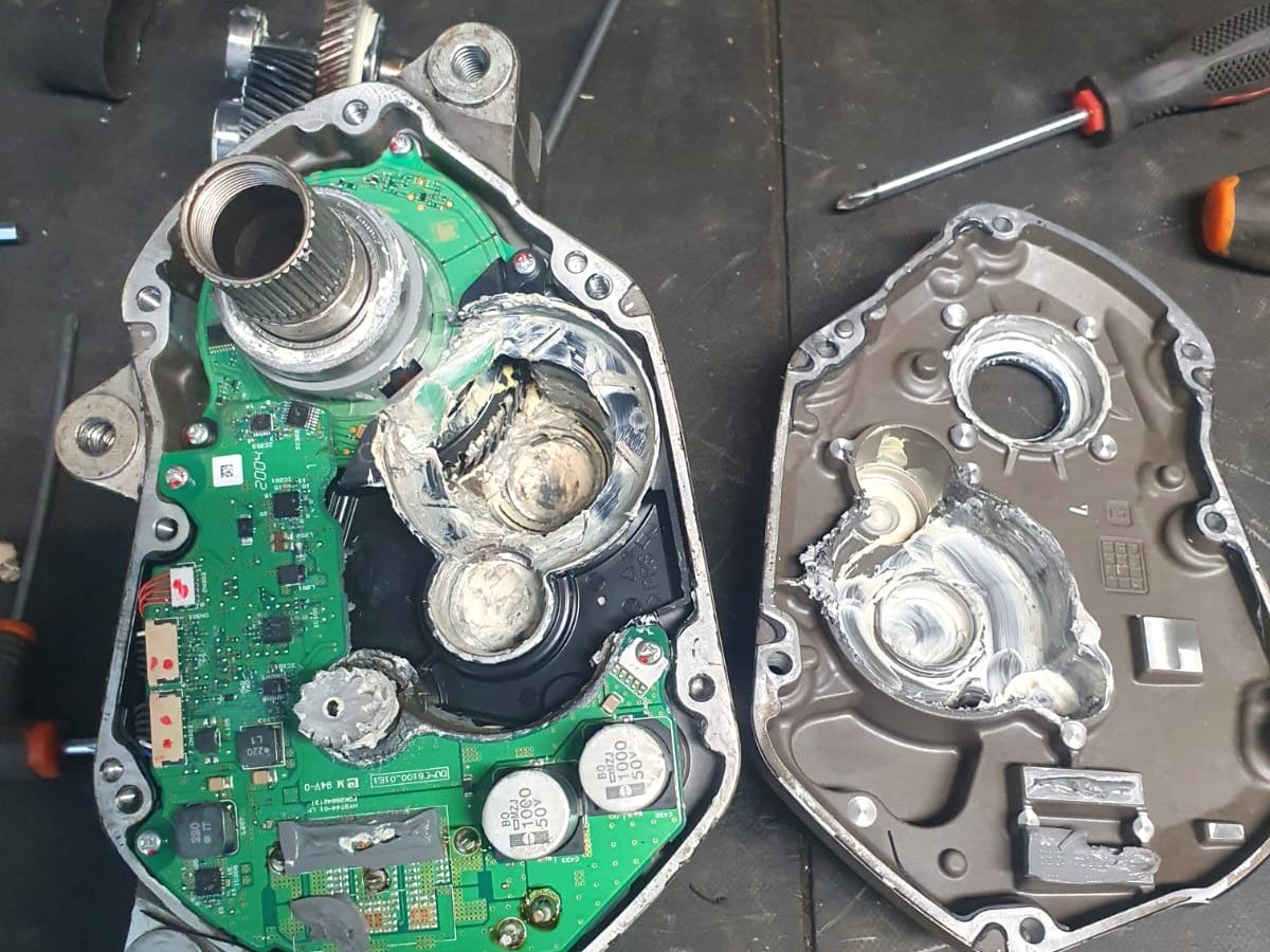 Moteur de vélo électrique ouvert en deux sur l'établi