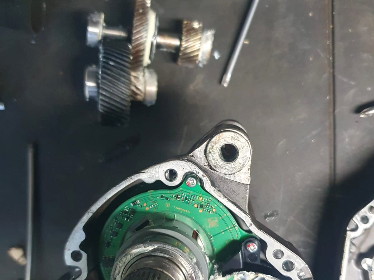 Pignons et carter d'un moteur de vélo électrique démonté