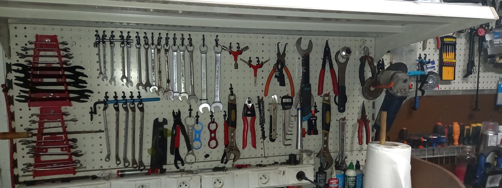 Établi et panneau d'outils de l'atelier, à Saint-André