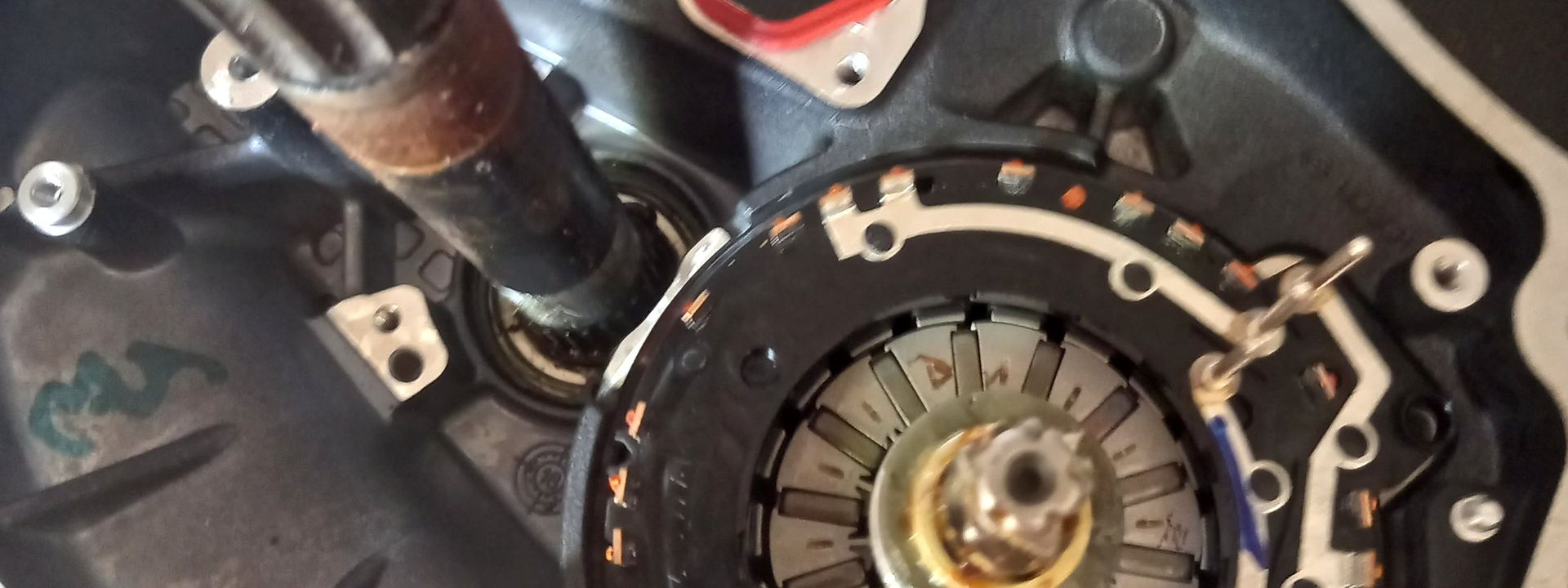 Intérieur d'un moteur de vélo électrique ouvert à l'atelier